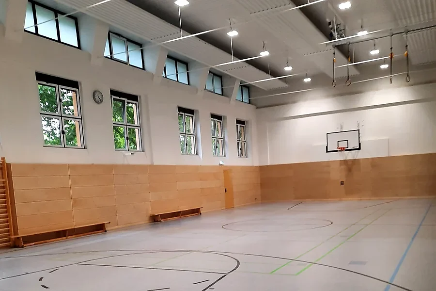 Turnhalle der Barbara-Grundschule mit Sprossenwand und Fensterreihe