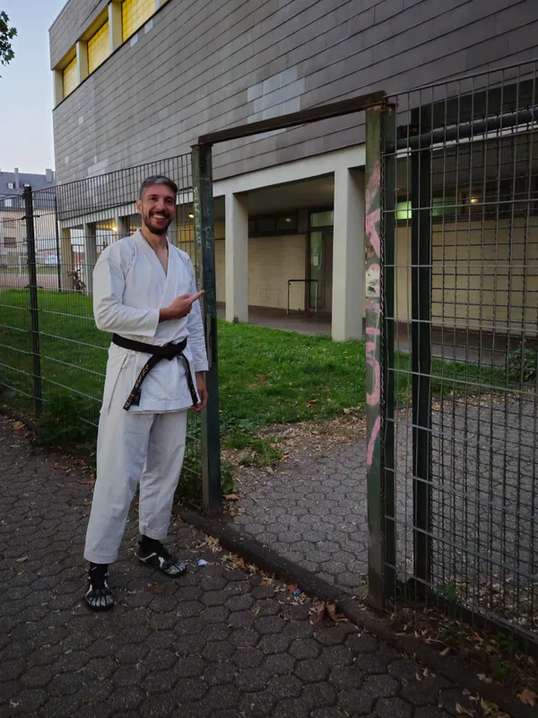 Zauntür zur Halle, dahinter der überdachte Gang