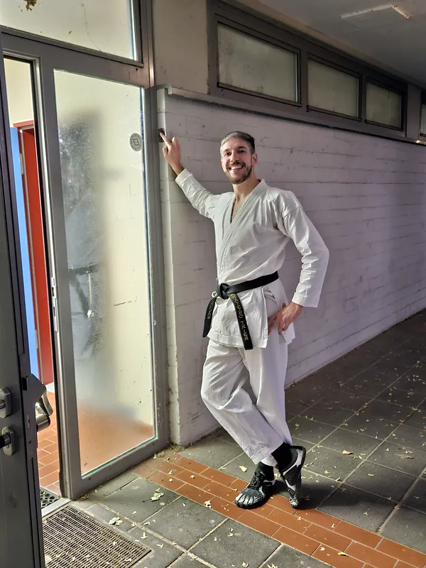 Trainer an der linken Tür, die Hand an der Klingel oben rechts