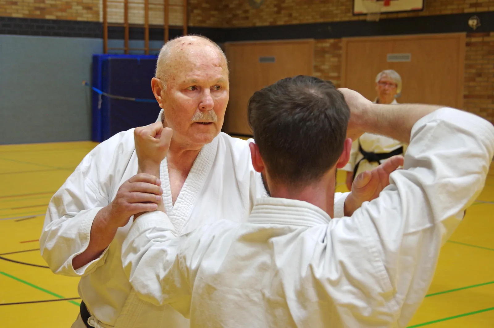 „von Herzen immer beim Karate“ – alles Gute zum 80. an unseren Trainer Arnold!